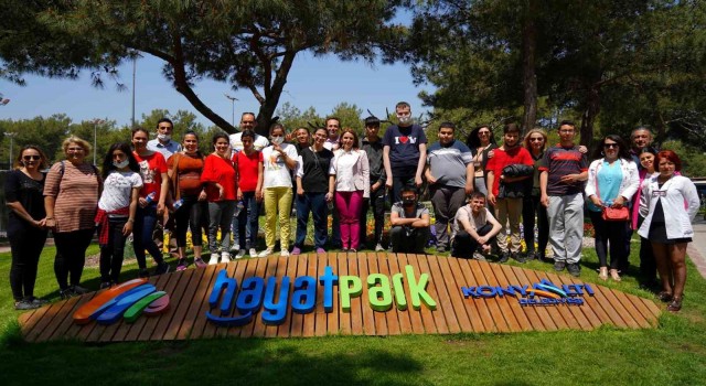 Özel çocuklar Hayatparkta çim ekti