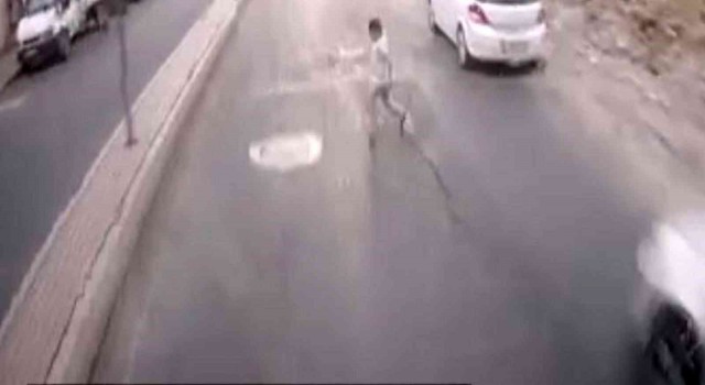 Özel halk otobüsünün çocuğa çarptığı kaza kameraya yansıdı