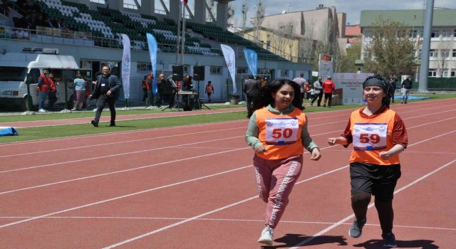 Özel sporcular kıyasıya mücadele etti