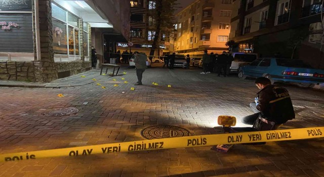 (ÖZEL)Zeytinburnunda sokak ortasında silahlı çatışma: 3 yaralı