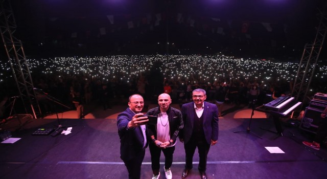 Pamukkalede binlerce genç ‘Gripin konserinde coştu