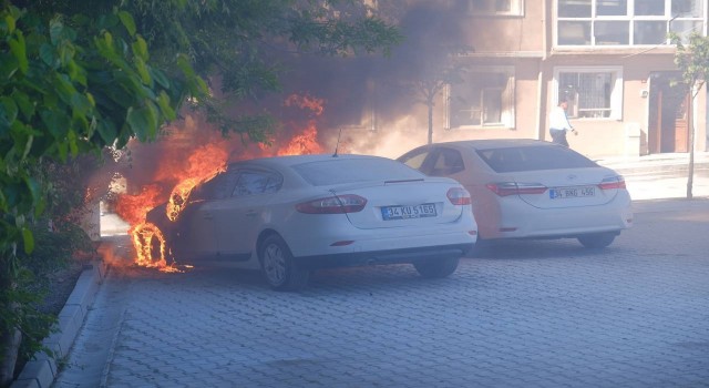 Park halindeki otomobil alev alev yandı