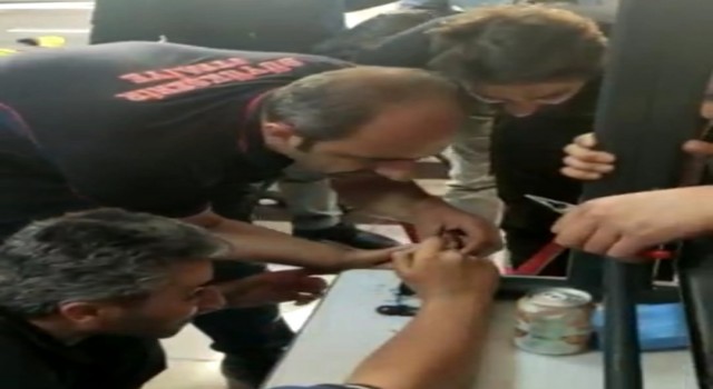 Parmağı masanın demirine sıkışan öğrenciyi itfaiye ekipleri kurtardı
