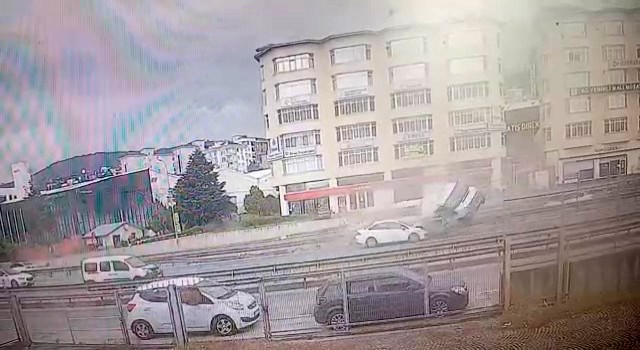 Pendik E-5te minibüsün bariyerlere çarparak taklalar attığı kaza kamerada