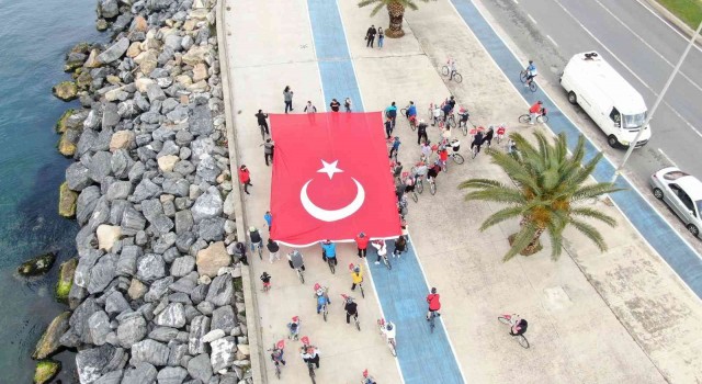 Pendikte 19 Mayısta dev Türk bayraklı bisiklet korteji havadan görüntülendi