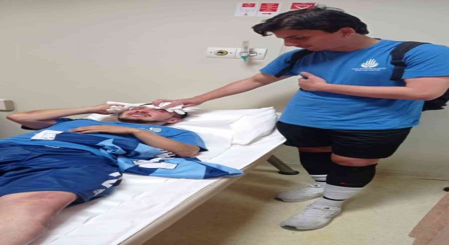 Pendikte amatör maçta saha boks ringine döndü 4 futbolcu yaralandı