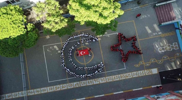 Pendikte ilkokul öğrencilerinden 19 Mayıs için ay yıldızlı koreografi
