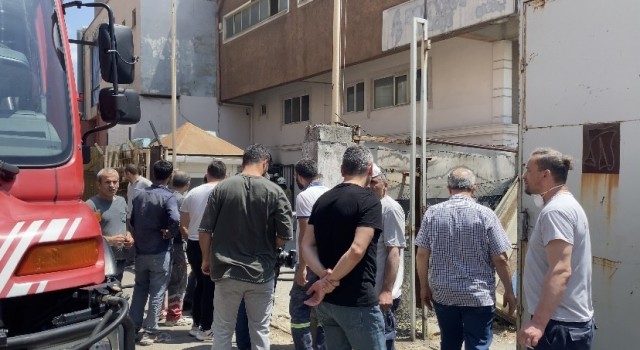 Pendikte iş yerinin elektrik panosunda çıkan yangın paniğe neden oldu