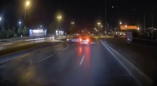 Pendikte kayan otomobil, seyir halindeki araca çarpıp kaçtı