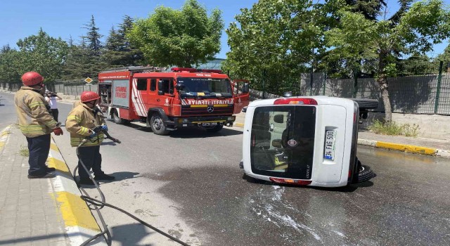 Pendikte lüks otomobilin çarptığı ticari araç yan yattı: 1 yaralı