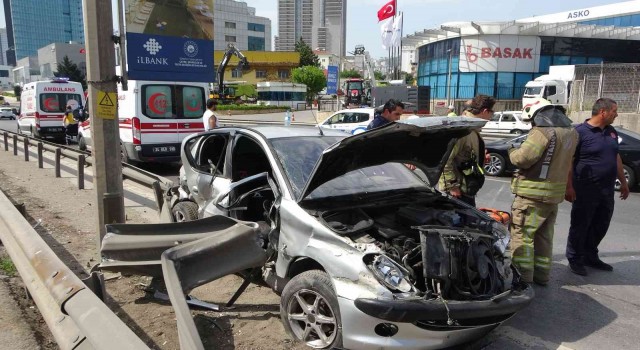 Pendikte makas atan sürücü demir bariyerlere girdi: 2 yaralı
