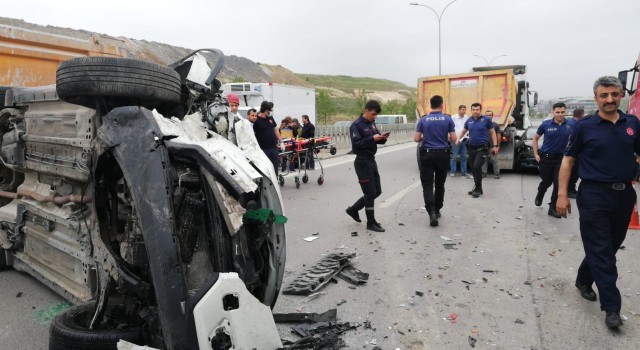 Pendikte Sabiha Gökçen bağlantı yolunda 2 araç birbirine girdi: 2 yaralı