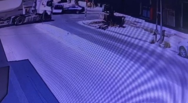 Pendikte ticari aracın yan yattığı kaza kamerada