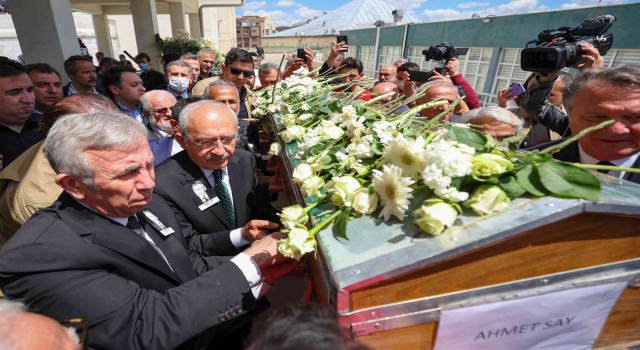 Piyanist Fazıl Sayın babası Ahmet Say, dualarla son yolculuğuna uğurlandı