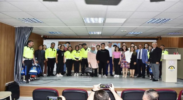 Polis, öğrencilere trafik kurallarını tiyatroyla öğretti