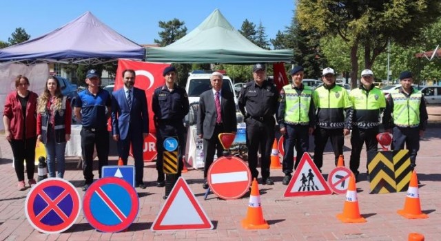 Polis ve jandarma ekipleri Daha güvenli trafik için stant açtı