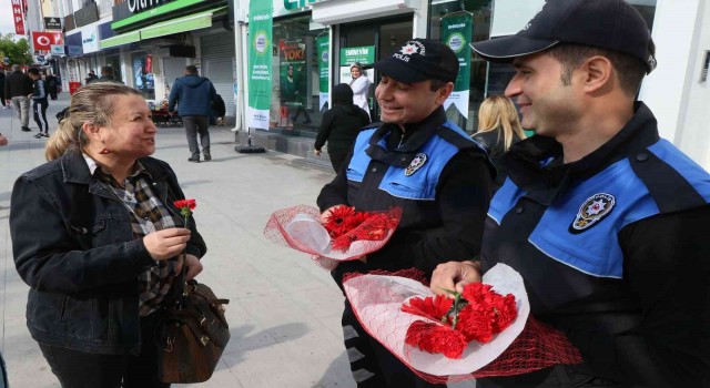 Polisler hem çiçek dağıttı hem de KADESi hatırlattı