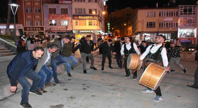 Ramazan davulcuları Ramazan ayına davul gösterisi ile veda etti