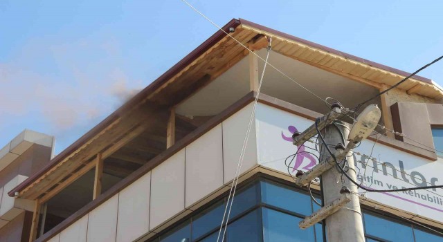 Rehabilitasyon merkezinin çatısında yangın çıktı, 1 işçi yaralandı
