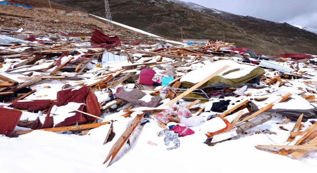 Rizede çığ düşen yaylada 9 evde hasar oluştu