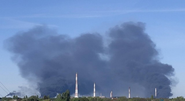 Rus ordusu Ukraynada petrol rafinerisini vurdu