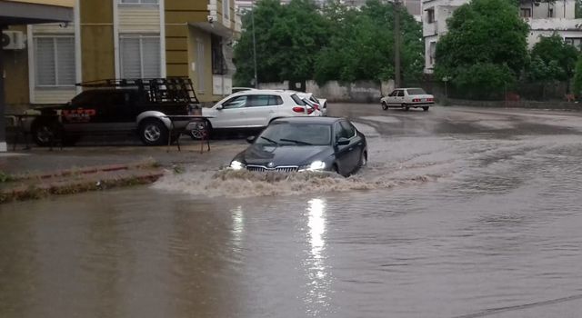 Sağanak yağış Osmaniye'de hayatı olumsuz etkiledi