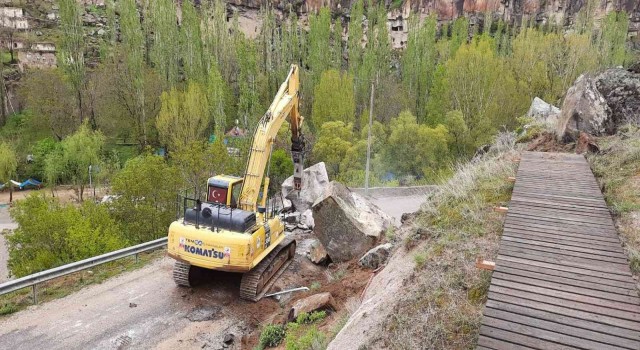 Sağanak yağışla düşen kaya parçaları yolu trafiğe kapattı