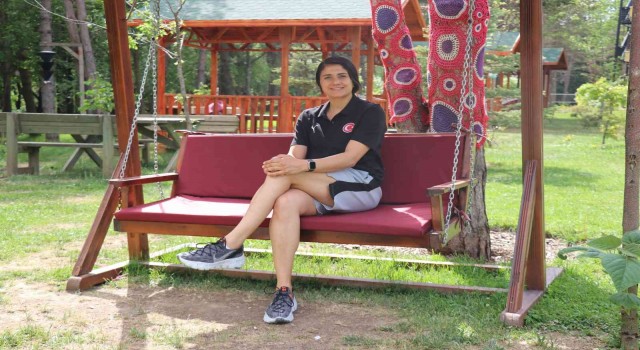 Sağlık sorunu sebebiyle yüzmeyi bıraktı, milli formayla Avrupa Şampiyonasına hazırlanıyor