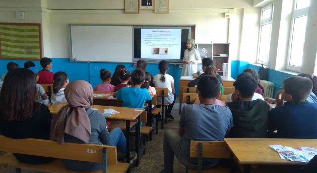 Sağlıkçılar köylerde kene eğitimi verdi