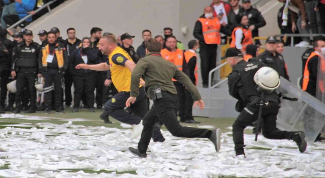 Sahaya atlayan Ankaragücü taraftarlarına polis müdahalesi