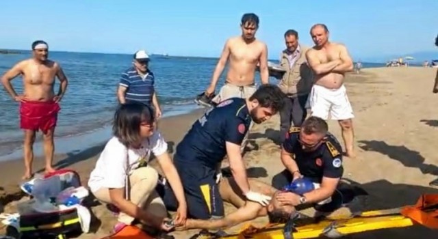 Sakaryada 3 kişi denizde boğulma tehlikesi geçirdi