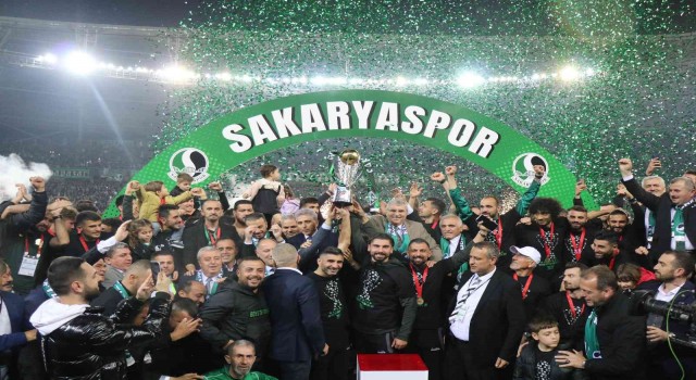Sakaryasporda çifte bayram; şampiyonluk kupası kalktı 10 binler sahaya indi