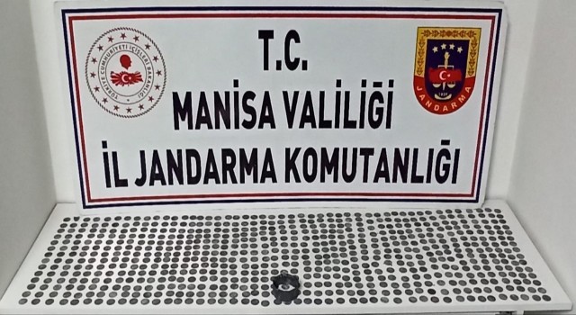 Salihlide 675 sikke ele geçirildi