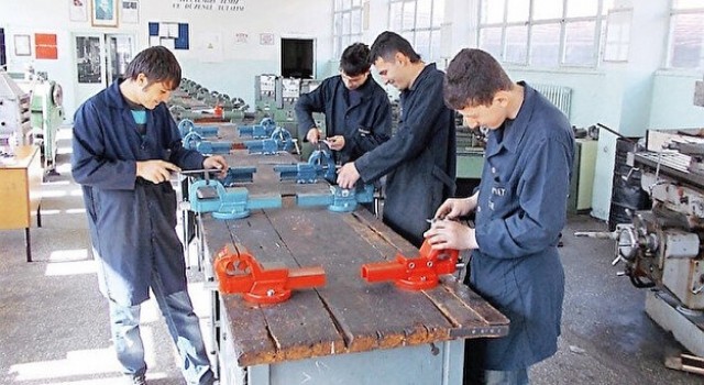 Salihlide Mesleki Eğitime bin 58 öğrenci kayıt yaptırdı