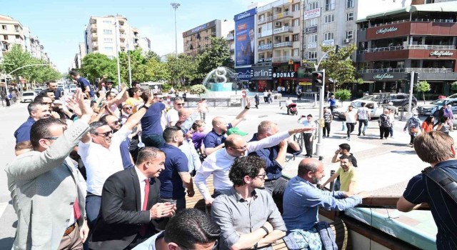 Şampiyon şehir turunda taraftarıyla buluştu
