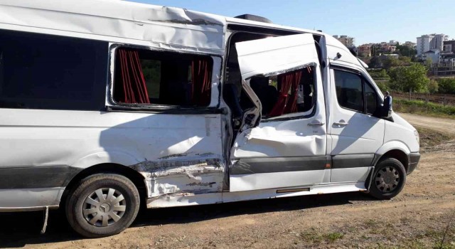 Samsunda öğrencisi servisi işçi servisi ile çarpıştı: 2 öğrenci yaralı