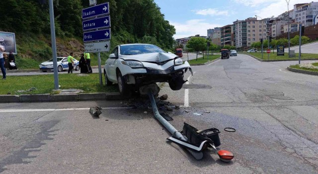 Samsunda trafik lambasına çarpan otomobil hurdaya döndü
