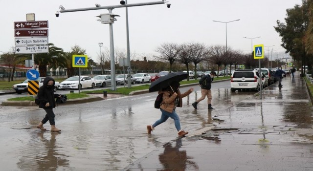 Samsunun merkez ilçelerine 48 saatte 111,9 kilo yağış düştü