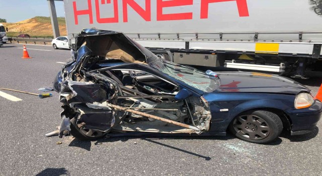 Sancaktepe Kuzey Marmara Otoyolunda yavaşlayan otomobile kamyonet çarptı: 1 yaralı