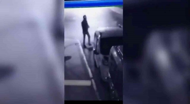 Sancaktepede husumetli olduğu kişinin aracını kundakladı...O anlar kamerada