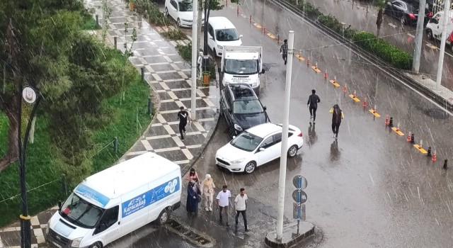 Şanlıurfada dolu ve yağmur hayatı felç etti