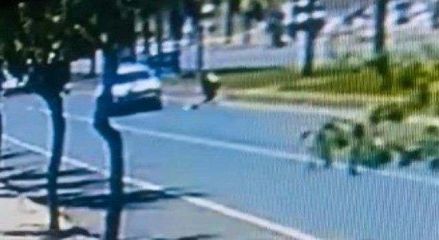 Şanlıurfada otomobilin kadına çarpma anı kamerada