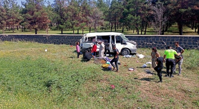 Şanlıurfada tarım işçilerini taşıyan minibüs devrildi: 5 yaralı