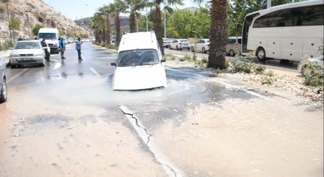 Şanlıurfada yol çöktü, otomobil çukura saplandı