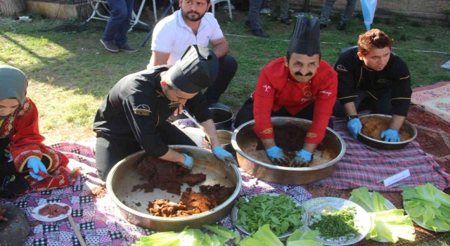 Şanlıurfanın yöresel lezzetleri davul zurna eşliğinde tanıtıldı