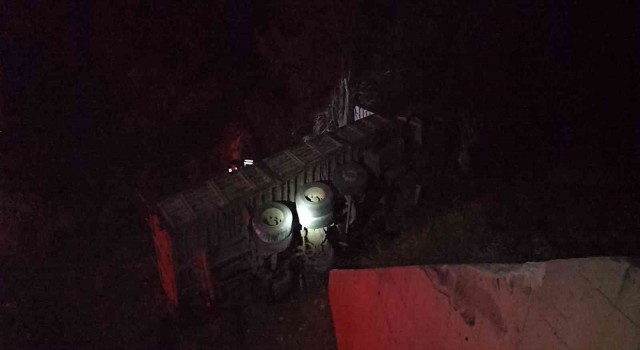 Şarampole devrilen kamyonun sürücüsü yaralandı