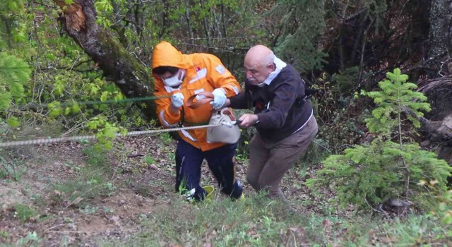 Şarampole devrilen otomobildeki çift, halatla kurtarıldı