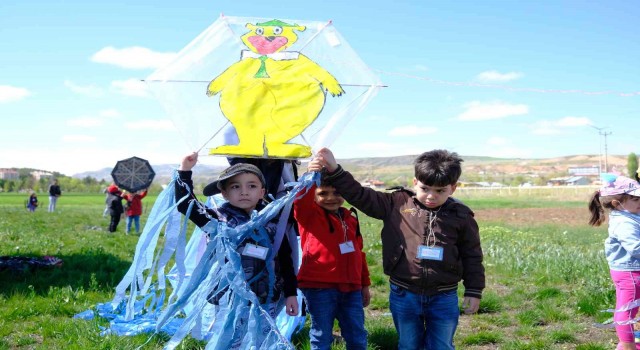 SCÜ de eğitimde farkındalık için uçurtma şenliği düzenlendi