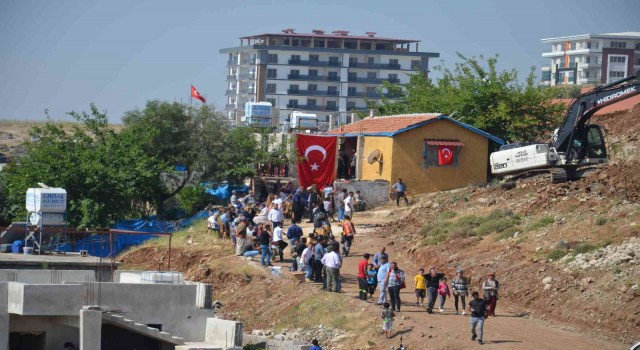 Şehidin evine Türk Bayrağı asıldı