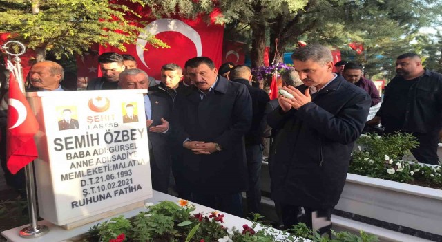 Şehitlikte hüzünlü bayramlaşma